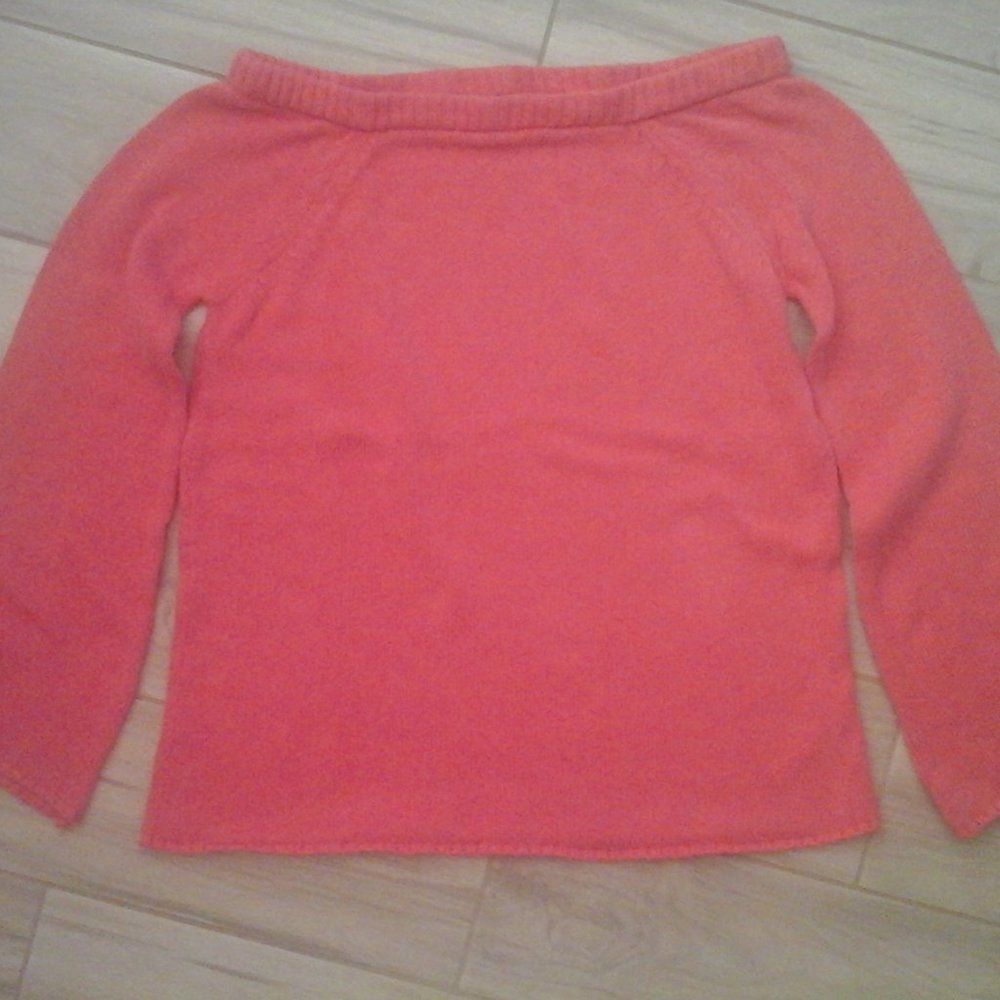 Daisy Fuentes Coral Long Sleeve Off Shoulder Sweater      Size M.